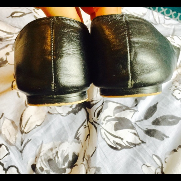 Monet Round Toe Black Flats with Gold Detailing - Picture 4 of 7